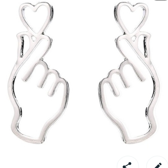 🎁🆕️ NWT BTS Kpop Heart Love Earrings - Picture 2 of 3